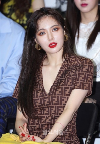 [IS포토] 현아, '오묘한 매력'