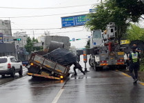 [포토] 싱크홀에 빠진 25t 화물트럭