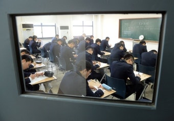 학부모·행정실장이 꾸민 기말고사 시험지 유출…