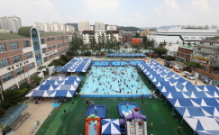[포토] 수영장으로 변한 숭례초등학교 운동장