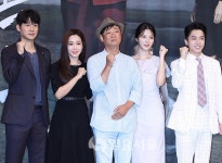 [IS포토] 송창의-이유리-신용휘 PD-엄현경-김영민, 숨바꼭질 아자!