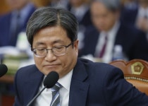 국감 참석한 야당 의원들 '김명수 대법원장 답변해라', 여당 