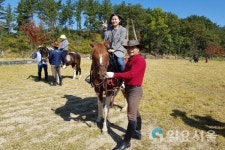 말 타기 좋은 계절, 함안군 승마공원으로 놀러 오세요.