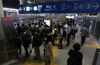 서울 서대문구 연희동 아파트서 발생한 사다리차 전도사고로 경의중앙선 열차 운행 중단