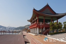 음지의 역사를 이겨내고 가장 밝은 곳이 된 경화동