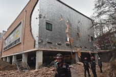 공사하던 서울 고덕동 초등학교 외벽 와르르...인부 3명 부상