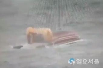 통영해경, 낚시어선 전복 실종자 2명…수색 2일차
