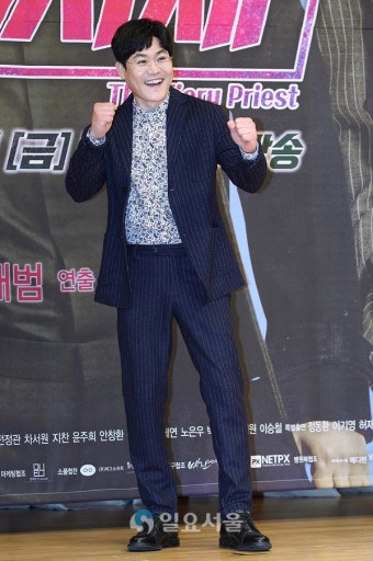 [IS포토] 김성균, 열혈사제 바보형사 '맞아 볼텨?'