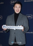 디피씨사내복지 | [IS포토] 김승현, DPC 스킨샷 손푯말 들고 '싱글벙글'