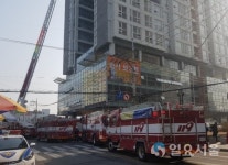 마산 오피스텔 신축현장 화재...10여명 연기흡입