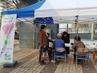 의왕시 부곡동주민센터 맞춤형 복지팀,  어르신들을 위한 복지정보 안내 캠페인 진행