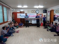 의정부 호원1동 주민센터... 어르신들을 대상으로 웃음치료 . 실버영화관 진행