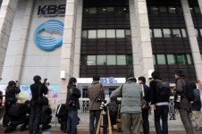 공영방송의 몰락 KBS 적자 1000억 넘는다