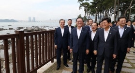 文대통령, 부산 방문해 거북선 횟집 찾아...이순신 장군 염두?