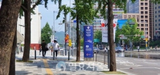 [현장] 중구청 노 재팬 배너기 설치 현장에 몰린 취재진