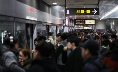 서울 9호선 양천향교역 승강기 화재…무정차 운행 중
