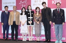 [IS포토] 어수선 PD와 우아한 모녀 주역들
