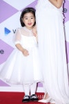[IS포토|SBS연예대상] 이윤지 딸 라니, 내 동생 소리를 듣고 싶어요~