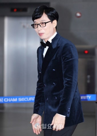 [IS포토|SBS연예대상] 유재석, 입장하는 '대상 수상자'