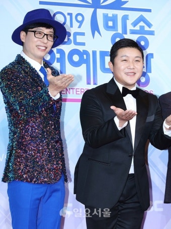 [IS포토|MBC연예대상] 유재석-조세호, '엄지척과 하트'