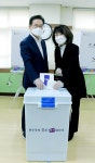 최기문 영천시장, 부인과 함께 사전투표 참여