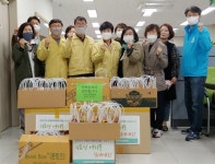 수원시사회적기업협의회, 코로나19 선별진료소에 격려품 전달