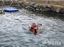 통영해경, 한산도 하포방파제 앞 해상 추락 익수자 구조