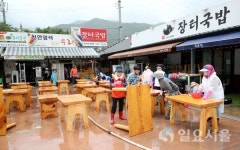 화개장터에 관외 자원봉사자 피해복구 줄이어