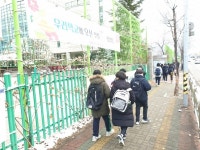 유치원·초1,2·고3, 오늘부터 매일 학교로…나머지 학년 격주·격일 등교
