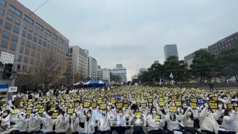 흰 깃발 손에 든 간호사, 국회 앞에 서다…여야에 간호법 제정 촉구