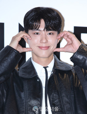 [IS포토] 박보검, 부끄럼을 부르는 '얼굴하트'