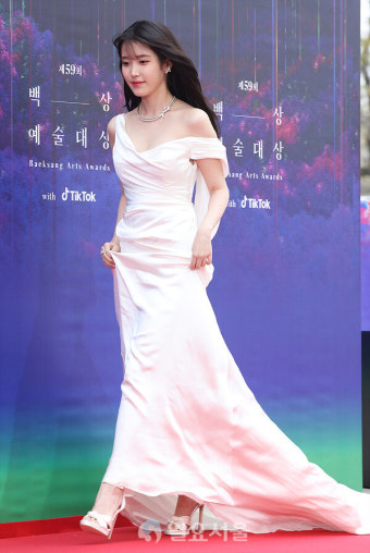[IS포토|백상예술대상] 아이유, 머리카락 휘날리며~