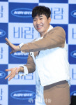 [IS포토] 코요태 김종민, 바람 노래 선풍기 춤이랍니다~