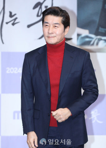 [IS포토] 김상중, '밤에 피는 꽃'인데 말입니다~