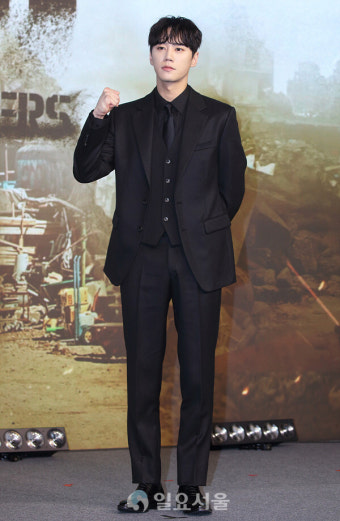 [IS포토] 이준영, '황야' 마동석의 든든한 파트너