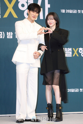 [IS포토] 안보현-박지현, 재벌형사와 팀장님 '달콤하트'
