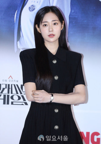 [IS포토] 신슬기, '피라미드 게임' 전교 1등 반장 포스~