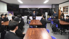 이권재 오산시장, 운천고등학교 로봇동아리 격려 방문