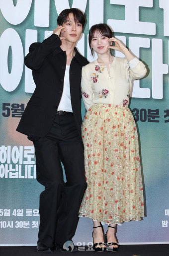 [IS포토] 장기용-천우희, 히어로는 아닙니다만 커플케미 '빵~'