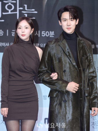 [IS포토] 유연석-채수빈, 지금 거신 전화는 '쇼윈도 부부'
