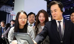 엔키이앤씨충청지사 | [충청정가] 김태흠 지사, CES 2025 충남관· 대학 기업 전시장 방문
