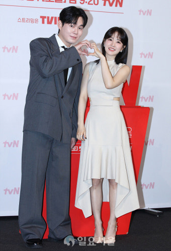 [IS포토] '미지의 서울' 류경수-박보영, 달달하게~