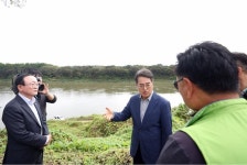 김동연 경기지사 한탄강 청년어부와 참게 들어올리다