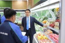 새해맞이 현장경영 ‘농산물 판매’로 첫 시동