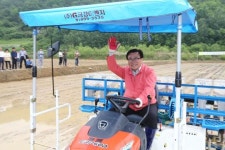 이동필 농식품부 장관, 벼 무논점파 시연