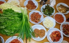돌판 위 두툼 생삼겹…군포 돌판 삼겹살 제일황소