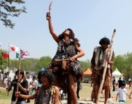 [연천군 구석기 축제] 사냥하고 불피우고…원시시대를 즐기다