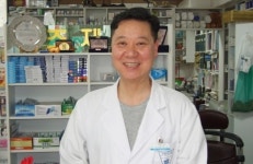 바른손약국 김유곤 대표 이웃 위한 심야약국·나눔실천은 나의 사명