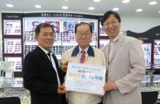 군포 김안경 콘택트, 돋보기 230여개 노인복지관에 전달