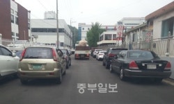 좁고 막히고..안산 반월공단 내 불법주차 몸살 지나가기 힘들어